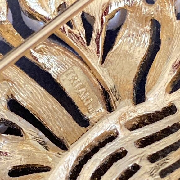 Trifari Vintage Brooch Granny Core Signed Faux Pearls Gold Tone Flowers Pin - Picture 8 of 9